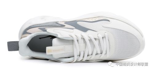 鸿星尔克鞋履风尚解析 实用与创新的平衡之作